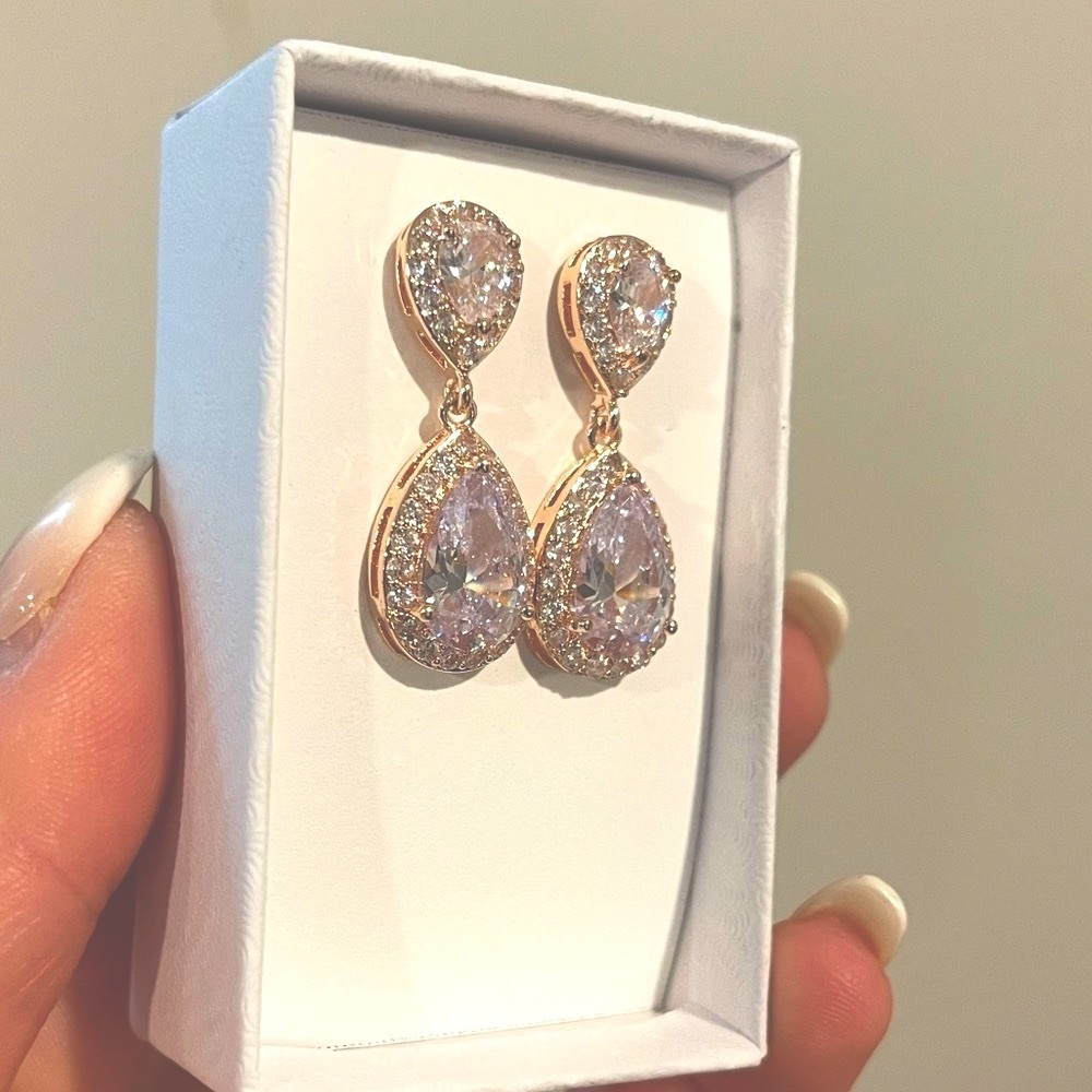 🌟Brand New Rose Gold Earrings!! Never Worn! 🤍Perfect For Bride or Bridesmaid!